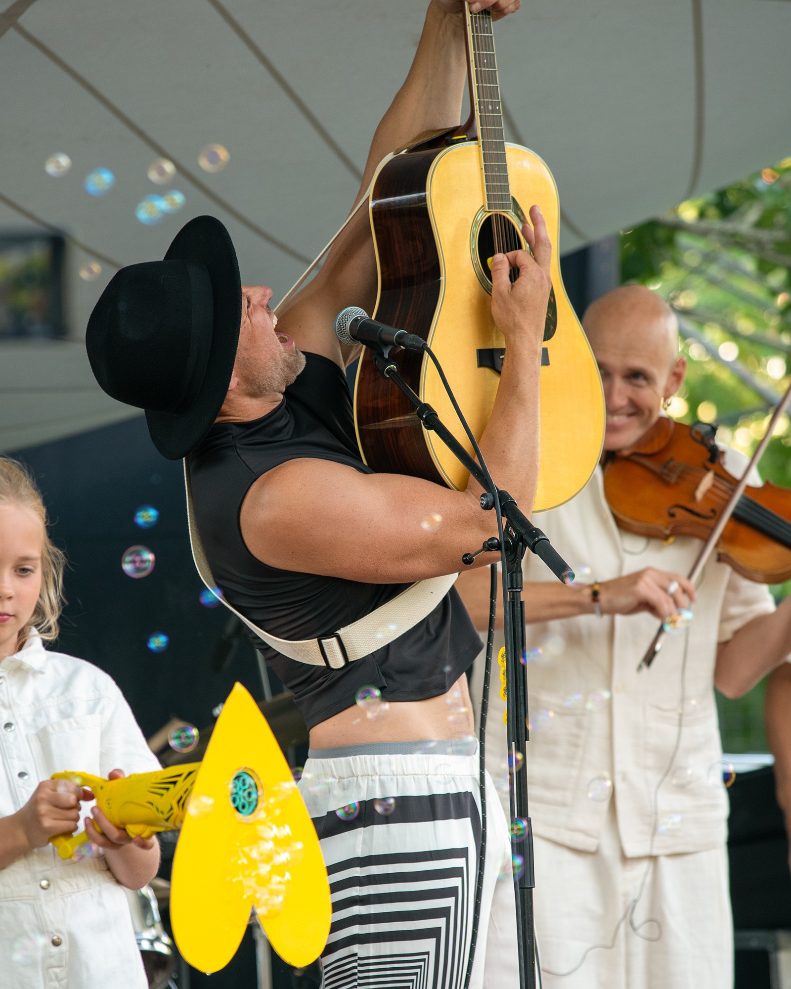 PELLAS live med Akustisk Gitarr, fiol och publik